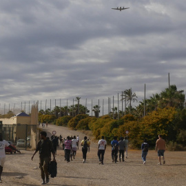 Varias decenas de inmigrantes se dirigen al Centro de Estancia Temporal de inmigrantes (CETI) tras entrar este viernes en Melilla