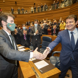 12/04/2022. El portavoz de Vox en las Cortes, Juan García-Gallardo, felicita al candidato del PP a la Presidencia de la Junta de Castilla y León, Alfonso Fernández Mañueco, tras su debate de investidura, a 11 de abril de 2022.