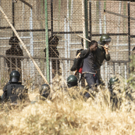 Policías  marroquíes golpean y detienen a migrantes en el lado español de la valla de Melilla