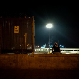 Uno de los menores marroquíes que deambulan por las calles de Melilla.  /S. G.