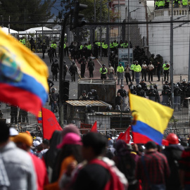 Decenas de policías y antimotines montan guardia durante el paro nacional convocado por la Confederación de Nacionalidades Indígenas del Ecuador