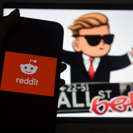 Un smartphone con el logo de la red social Reddit, delante de una pantalla de ordenador en la que se ve el logo de WallStreetBet, el foro que está detrás de los fuertes movimientos en los mercados de EEUU de las últimas semanas. AFP