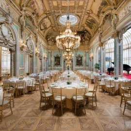 La boda en la que los invitados no llevaban mascarillas se celebró en el Casino de Madrid.