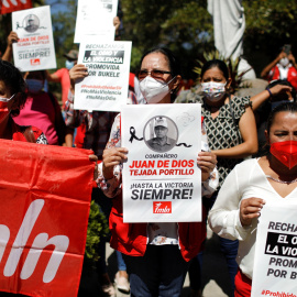 Simpatizantes del Frente Farabundo Martí, en el entierro de un militante que sufrió un ataque a comienzos de febrero.