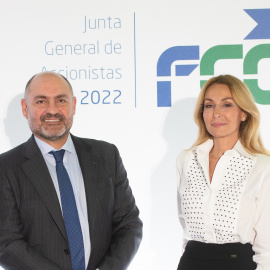 La presidenta de FCC, Esther Alcocer Koplowitz (d), y el consejero delegado de la constructora (Pablo Colio Abril (i).