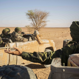 Varias unidades militares saharuis conversan de camino a la zona de conflicto con Marruecos.