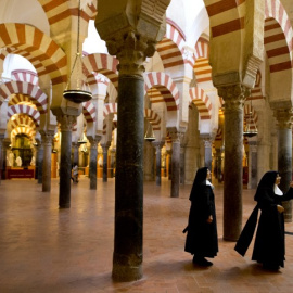 Una monjas visitan la Mezquita-Catedral de Córdoba. AFP / Gerard Julien