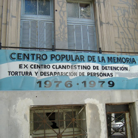 15/06/2022 - Imagen de un letrero en la fachada de lo que fue el Servicio de Informaciones de la Policía de Santa Fe, (Argentina).