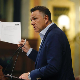 El diputado de Unidos Podemos Juan Antonio Delgado interviene en el pleno de la Cámara Baja. EFE/ J.P.Gandul