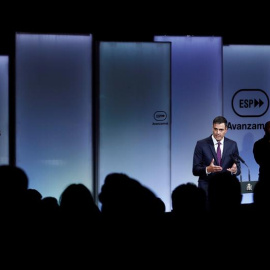 El presidente del gobierno Pedro Sánchez, durante su intervención en el acto que ha presidido en la Casa de América, junto a la práctica totalidad de miembros de su Gobierno, con motivo de los cien días de gestión del gobierno.- EFE/Emilio Naranjo