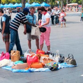 Manteros con productos de venta ambulante ilegal en Barcelona en una imagen de archivo / EFE