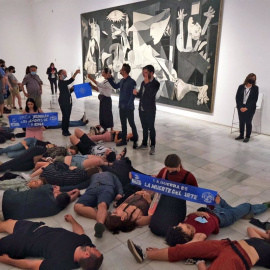 Performance de Rebelión o Extinción y Juventud por el Clima frente al 'Guernica' de Picasso, en el Museo Reina Sofía de Madrid, a 27 de junio de 2022.