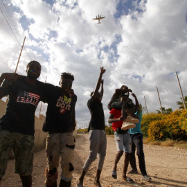 Un grupo de migrantes se dirige al Centro Temporal de Inmigrantes (CETI), mientras celebran el salto de la valla de Melilla, a 24 de junio de 2022, en Melilla.