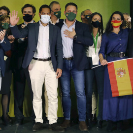 El cabeza de lista de VOX, Ignacio Garriga (2i), acompañado por el presidente del partido, Santiago Abascal (c), y Rocío Monasterio (2d) este domingo.