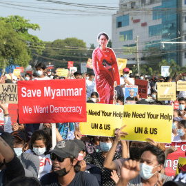 Manifestantes salen a la calle en Yangon, Myanmar