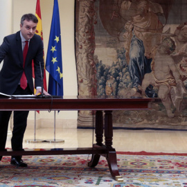 Iván Redondo promete su cargo como director del Gabinete de la Presidencia del Gobierno, en presencia de de Pedro Sánchez, en el Palacio de la Moncloa. POOL MONCLOA/ JM. Cuadrado