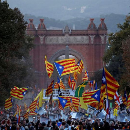 01/10/2018.- Vista de la manifestación soberanista, a su paso por el Arco de Triunfo de Barcelona, que tiene lugar esta tarde con motivo del primer aniversario del 1-O, bajo el lema "Recuperemos el 1 de Octubre". EFE/ Alberto Estévez