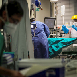 Varios sanitarios trabajan este martes en la Unidad de Cuidados Intensivos de coronavirus del Hospital de Galdakao (Bizkaia).