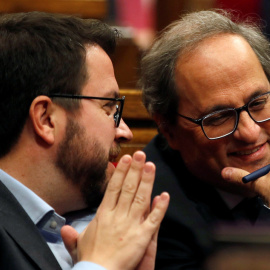 El vicepresident de la Generalitat, Pere Aragonès, i el president, Quim Torra, en el ple del Parlament d'aquest dimarts. EFE / Alberto Estévez.