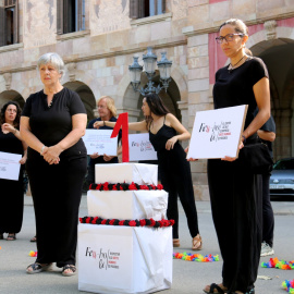 05/07/2022 -La protesta de Lafede.cat i altres entitats davant del Parlament per denunciar la demora en la creació del Centre de Drets Humans i Empresa.