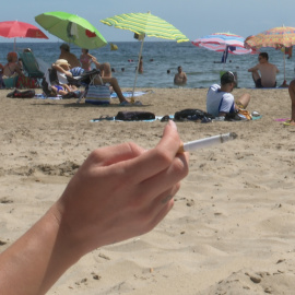 Prohibido fumar en la playa sin distancia de 2 metros desde este martes