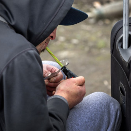 Un hombre de 24 años fuma fentanilo el 12 de marzo de 2022 en Seattle, Washington.