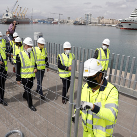 El consejero de la Presidencia, Administración Pública e Interior, Elías Bendodo (c), visita el comienzo de las obras del proyecto para megayates en el puerto de Málaga a 03 de mayo 2021.