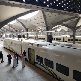 Varios saudíes toman el AVE en la nueva estación KAEC, cerca de la ciudad de Jeddah. REUTERS/Stephen Kalin