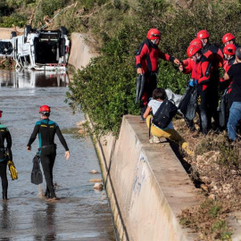 11/10/2018.- Los equipos de rescate de la Unidad Militar de Emergencias rastrean hoy, de "forma minuciosa", las zonas del Levante afectadas por las lluvias torrenciales en las que se sospecha podrían encontrar a las tres personas que permanecen desaparec