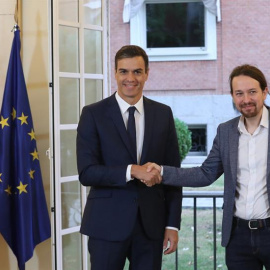 El presidente del Gobierno, Pedro Sánchez, y el secretario general de Podemos, Pablo Iglesias, en el Palacio de la Moncloa en la firma del acuerdo sobre el proyecto de ley de presupuestos para 2019. EFE/ Zipi