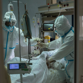 Trabajadores sanitarios atienden a un paciente con coronavirus en la UCI del Hospital Cosaga de Ourense.