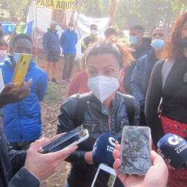 La eurodiputada Sira Rego atiende a los medios de comunicación en el campamento de Las Raíces.