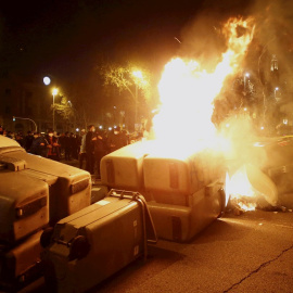 Aspecto de manifestación de viernes, en Barcelona, tras la cuarta noche de protestas por la detención del rapero Pablo Hasél.