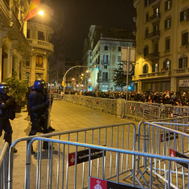 Agents de la policia davant la prefectura de la Policia Nacional de la via Laietana de Barcelona, blindada amb tanques de seguretat davant d'una manifestació per l'alliberament del cantant Pablo Hasél.