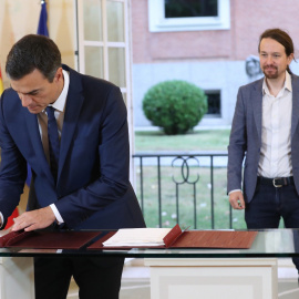 El presidente del Gobierno, Pedro Sánchez, y el secretario general de Podemos, Pablo Iglesias, firman en el Palacio de la Moncloa del acuerdo sobre el proyecto de ley de presupuestos para 2019. EFE/ Zipi