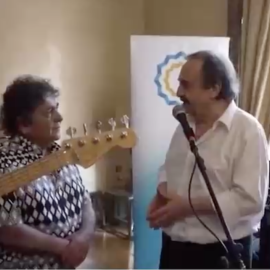 El embajador de Argentina en España, Ricardo Alfonsín, en un momento del encuentro con el grupo de cumbia Los Palmeros