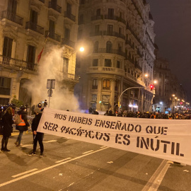 Una pancarta a la Via Laietana durant la protesta per l'empresonament de Pablo Hasél d'aquest diumenge.