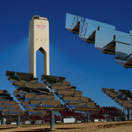 La torres y los paneles solares de la planta Solucar, de Abengoa, en la localidad de Sanlucar la Mayor, cerca de Sevilla. REUTERS/Marcelo del Pozo