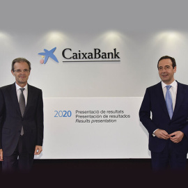 El presidente de CaixaBank, Jordi Gual (i), y el consejero delegado de la entidad, Gonzalo Gortázar, en la presentación de resultados de 2020.