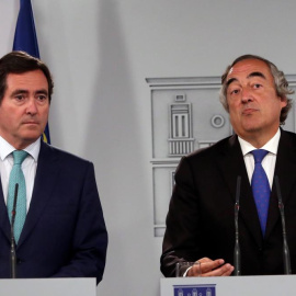 Los presidentes de CEOE, Juan Rosell (der.) y de Cepyme Antonio Garamendi, (izq.), en una comparecencia ante la prensa después de una reunión de los agentes sociales con el presidente del Gobierno, Pedro Sánchez, en el Palacio de La Moncloa. EFE