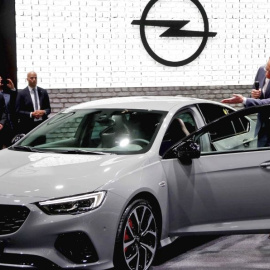 Angela Merkel, ante el Opel Insignia GSI, en una foto de archivo. / EFE