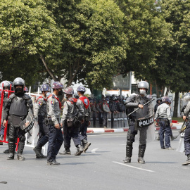 Agentes antidisturbios de la Policía de Myanmar en Rangún.