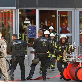 Despliegue de policía y bomberos en la estación central de Colonia, en Alemania. SASCHA STEINBACH (EFE)