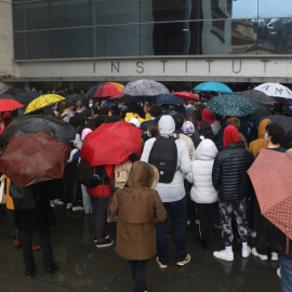 Concentració d'alumnes i exalumnes de l'Institut del Teatre a la porta del centre per denunciar els presumptes casos d'abús de poder i assetjament