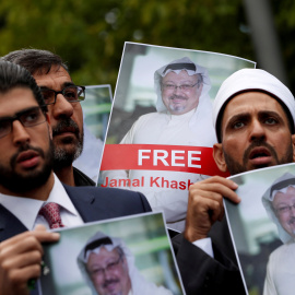 Defensores de los derechos humnanos y amigos de Jamal Khashoggi protestan en el consulado saudí en Estambul. / REUTERS