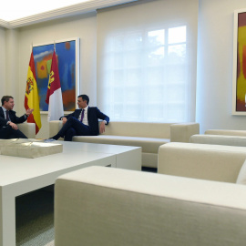 El presidente del Gobierno Pedrto Sánchez, durante su reunión con el presidente de la comunidad de Castilla La Mancha Emiliano García Page, en el Palacio de La Moncloa.-EFE/Fernando Villar