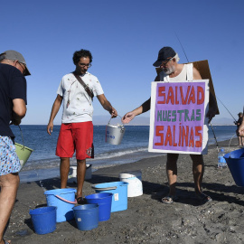 09/07/2022-Varios voluntarios llevan este sábado 9 de julio agua de mar a Las Salinas del Cabo de Gata en la playa de La Fabriquilla (Almería), con motivo de la pérdida de la lámina de agua que permitía el paso de migración de distintas especies, co