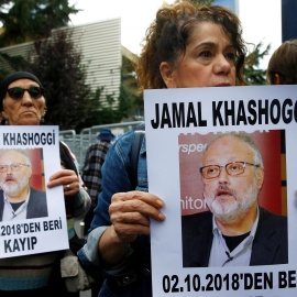 Activistas pro derechos humanos protestan por la desaparición del periodista Jamal Khashoggi ante la embajada de Arabia Saudí en Ankara, Turquía.- REUTERS