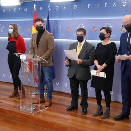 23/02/2021.- Los congresistas de ERC, Gabriel Rufián (3i), BNG, Néstor Rego (i), la CUP, Mireia Vehí (2i), EH Bildu, Mertxe Aizpurua (2d) y Junts Per Catalunya, Genis Boadella (d) y Jaume Alonso-Cuevillas (3d) durante la rueda de prensa para mostrar su