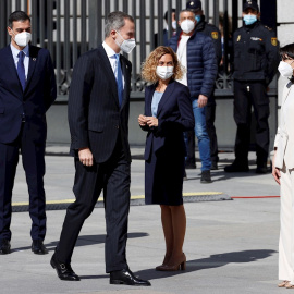 23/02/2021.- El rey Felipe VI (c), es recibido por el presidente del Gobierno, Pedro Sánchez (i), la presidenta del Congreso, Meritxell Batet (2d), y la presidenta del Senado, Pilar Llop (d) a su llegada a la ceremonia que se celebra, este martes, en el 